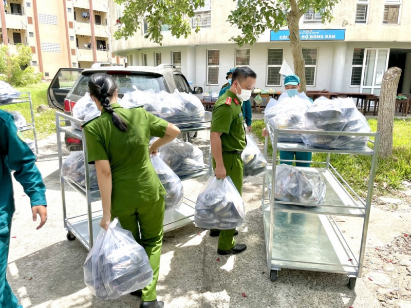 Cảnh sát hình sự nấu hàng trăm suất cơm trưa tặng cho người dân cách ly -0