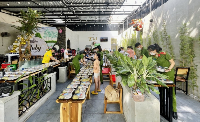 Cảnh sát hình sự nấu hàng trăm suất cơm trưa tặng cho người dân cách ly -0