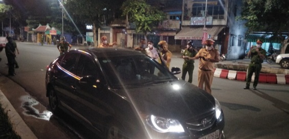 Uống rượu còn lái xe ra đường sau 18 giờ, trưởng phòng của quỹ tín dụng  bị phạt 37 triệu đồng  -0