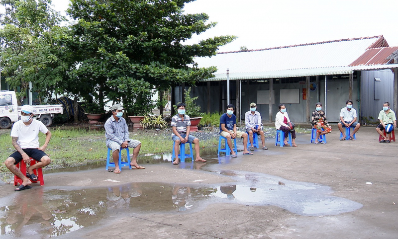 11 người tụ tập uống nước nhà hàng xóm, bị phạt 165 triệu đồng -0