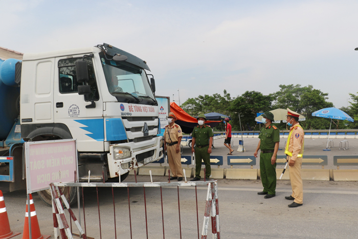 Khởi tố đối tượng chống người thi hành công vụ tại chốt kiểm soát dịch -0