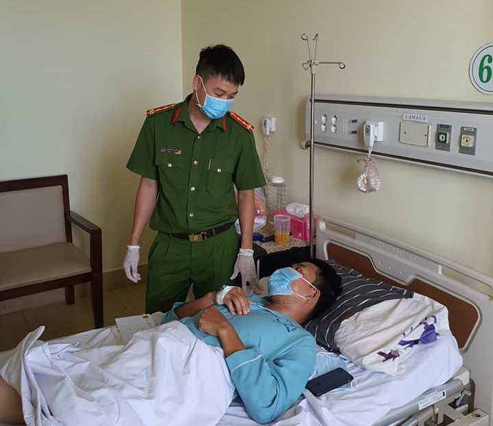 Thăm hỏi, trao quà hai cán bộ Công an xã bị thương trong vụ án giết người -0