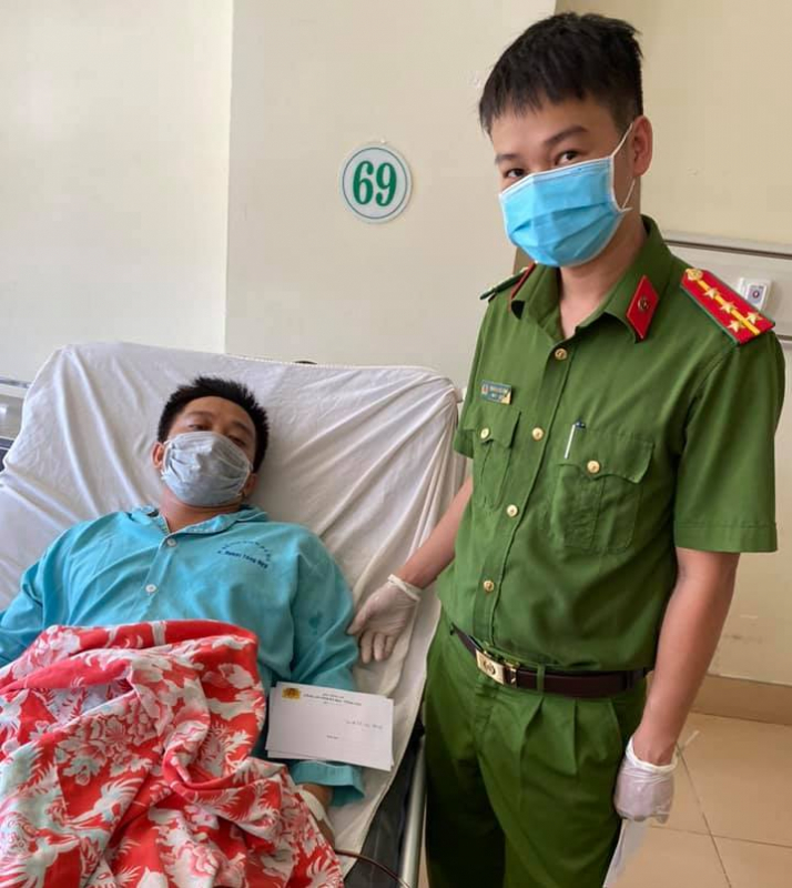 Thăm hỏi, trao quà hai cán bộ Công an xã bị thương trong vụ án giết người -1