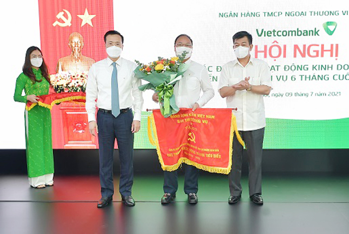 Vietcombank quyết tâm hoàn thành “nhiệm vụ kép” trong 6 tháng cuối năm -0