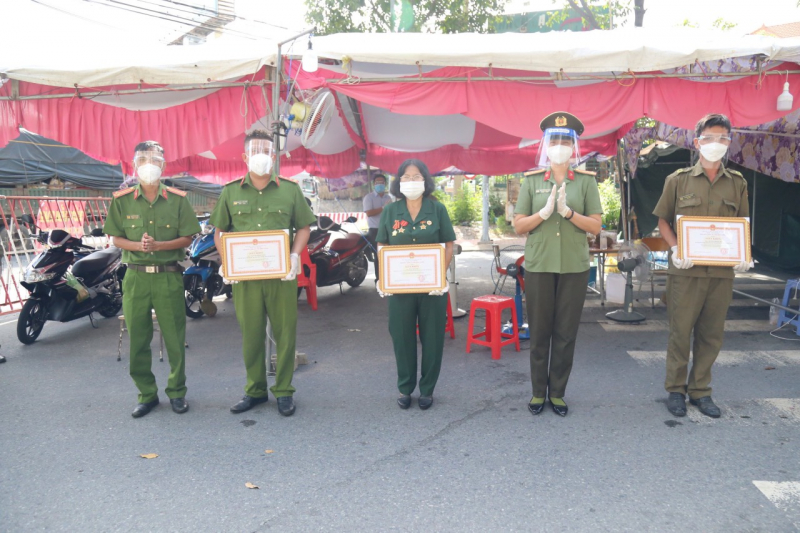 Khen thưởng cho các cá nhân tham gia đỡ đẻ tại chốt kiểm soát COVID-19 -0