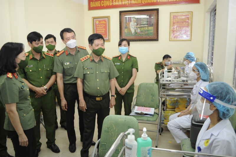 Deputy Minister Nguyen Van Son inspects implementation of vaccination campaign plan for Public Security Forces -0