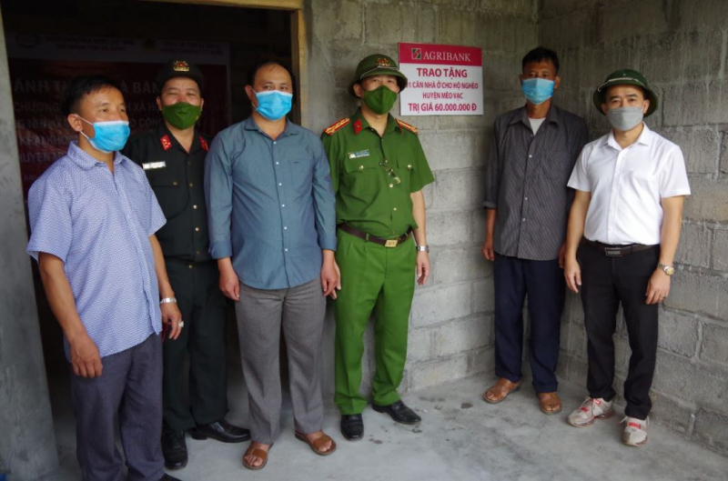 Trao tiền hỗ trợ hộ nghèo xóa nhà tạm tại huyện Mèo Vạc -1