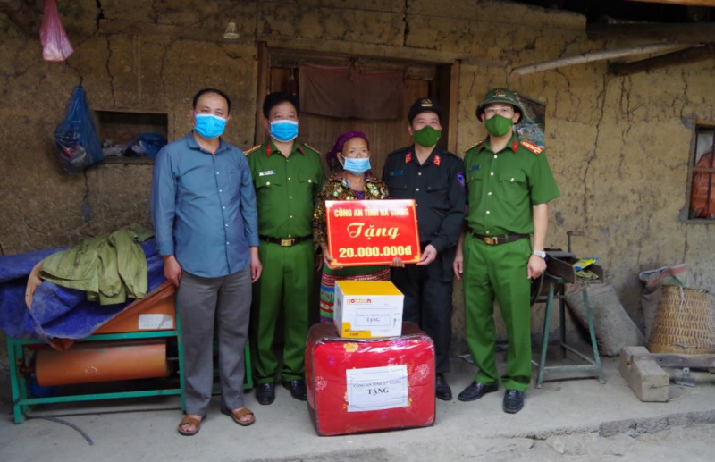 Trao tiền hỗ trợ hộ nghèo xóa nhà tạm tại huyện Mèo Vạc -3