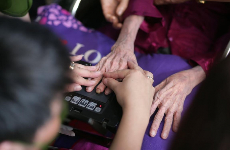 Đến tận nhà làm căn cước công dân cho 2 mẹ Việt Nam anh hùng -0