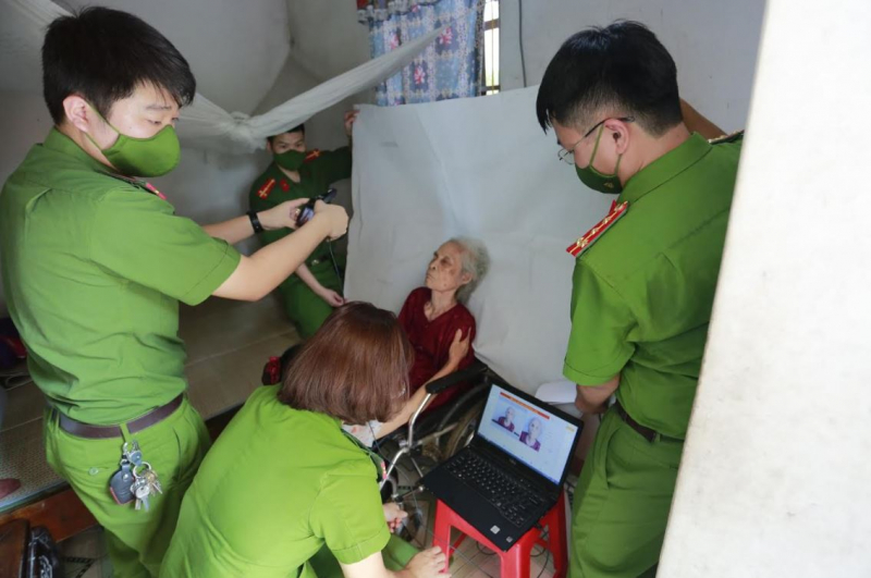 Đến tận nhà làm căn cước công dân cho 2 mẹ Việt Nam anh hùng -0