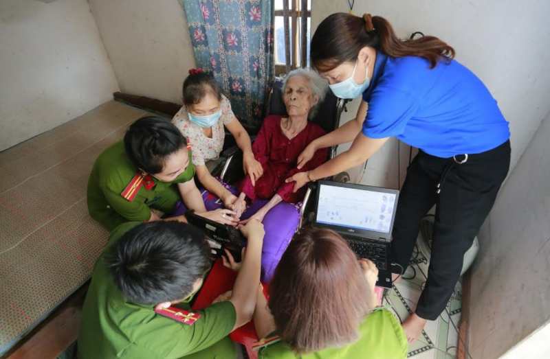 Đến tận nhà làm căn cước công dân cho 2 mẹ Việt Nam anh hùng -1