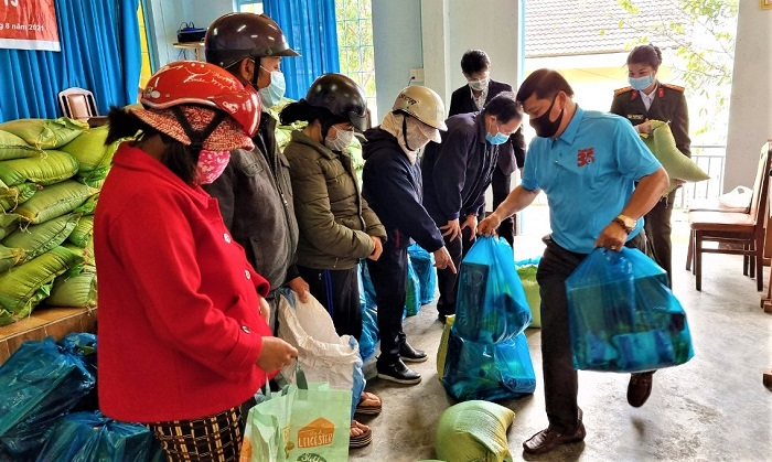 Phóng viên thường trú tại Lâm Đồng tặng 140 phần quà cho người khuyết tật -0