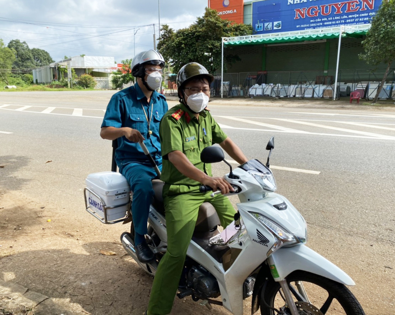 Nữ công nhân bị hư xe trong đêm được Tổ tuần tra hỗ trợ đưa về nhà  -0
