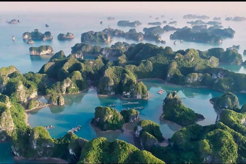 Visit the beautiful neighbor of Ha Long Bay -0