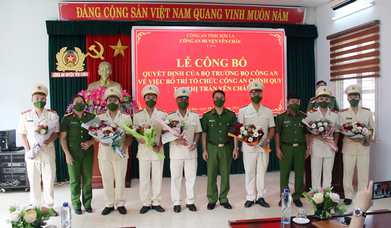 Công bố Quyết định thành lập Công an chính quy thị trấn Yên Châu -0