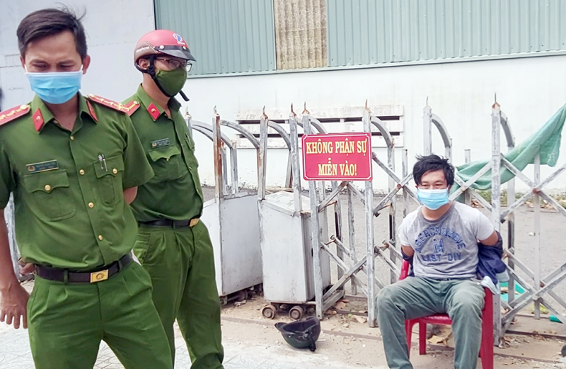 Tấn công cảnh sát vì bị lập biên bản ra đường không cần thiết -0