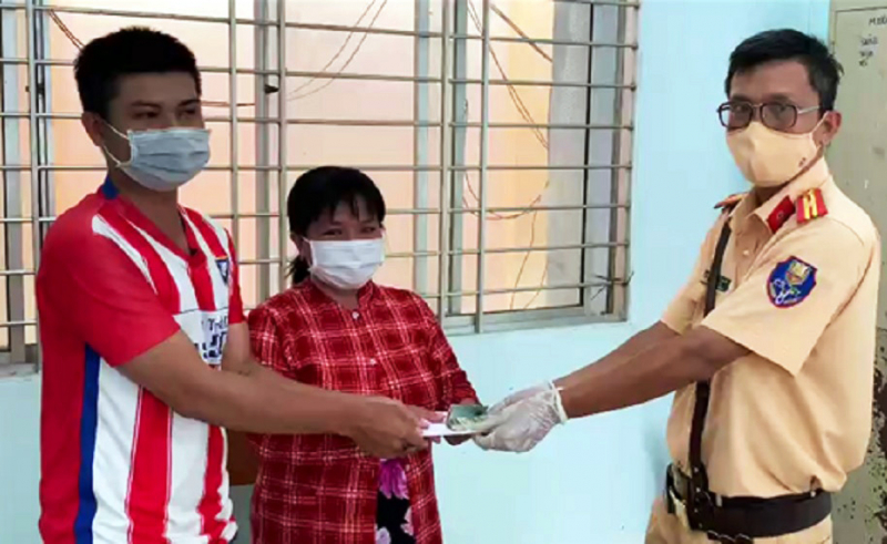 Người đàn ông xúc động khi nhận lại tiền bán thịt heo đánh rơi trước đó -0