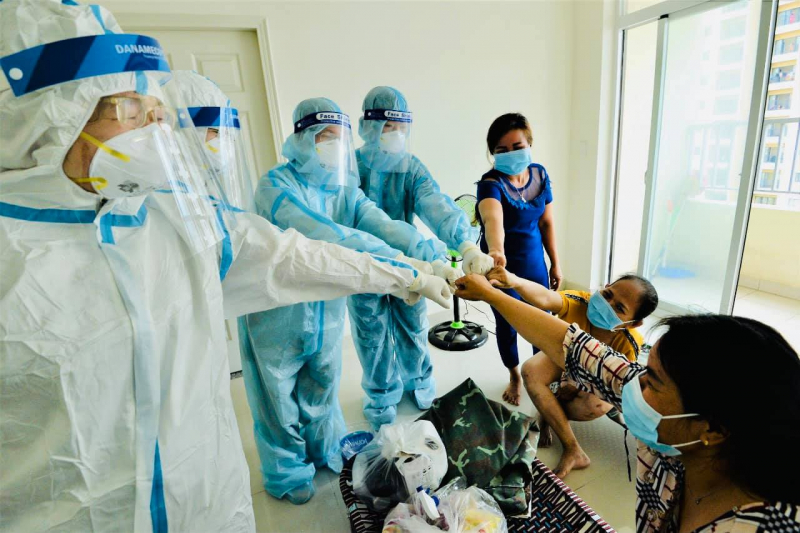 Sư cô tình nguyện ở bệnh viện dã chiến -0