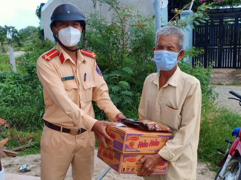 Kịp thời hỗ trợ 3 cha con đi bộ trong đêm từ Xuyên Mộc về Khánh Hòa  -0