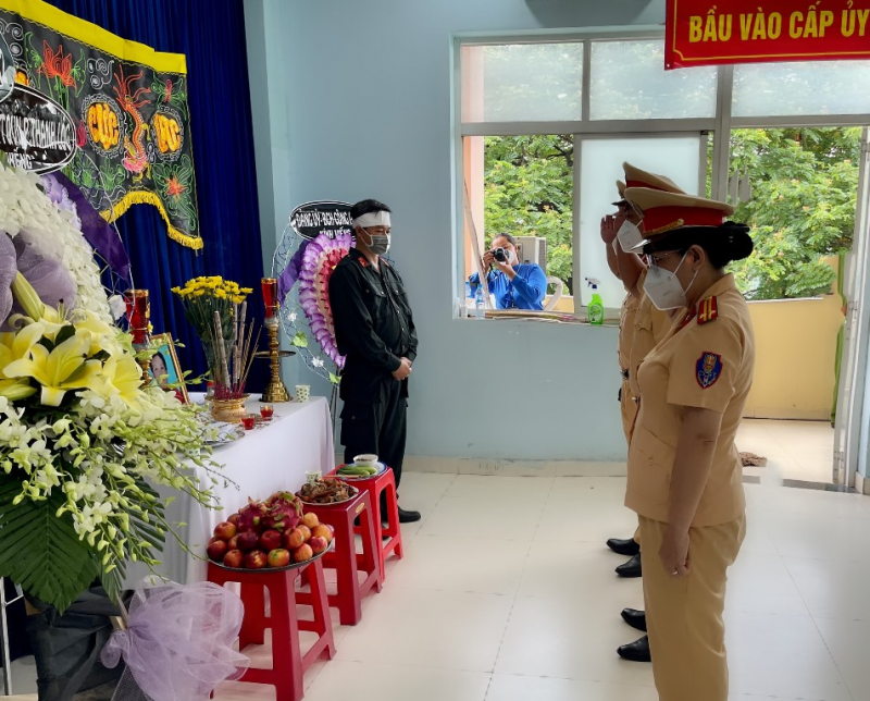 Xúc động hình ảnh chiến sĩ chịu tang mẹ ở nơi làm nhiệm vụ -0