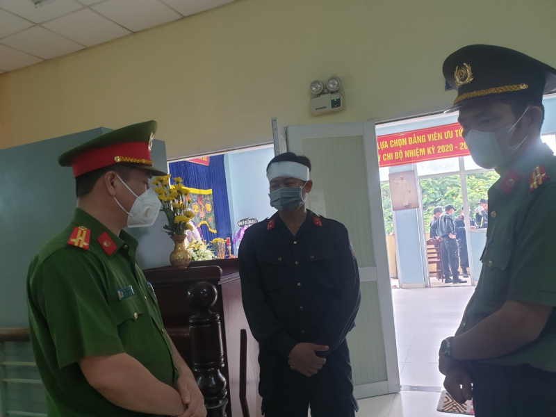 Xúc động hình ảnh chiến sĩ chịu tang mẹ ở nơi làm nhiệm vụ chống dịch -0