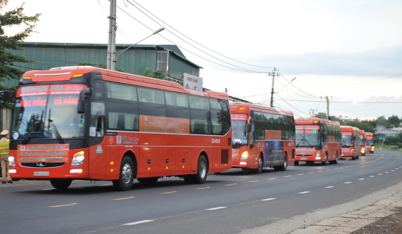 Đoàn xe đầu tiên chở công dân Đắk Lắk về quê nhà an toàn -1