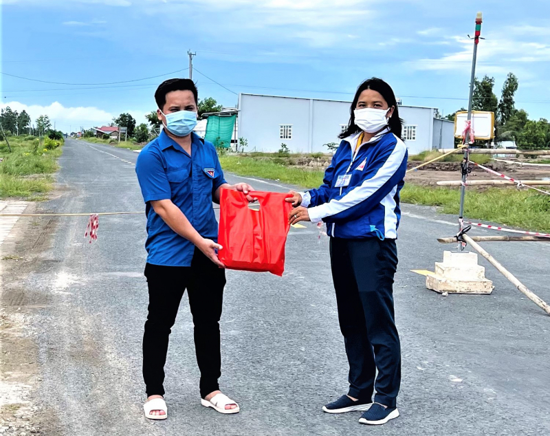 Sinh viên y khoa giúp sản phụ vượt cạn thành công tại chốt kiểm soát -0