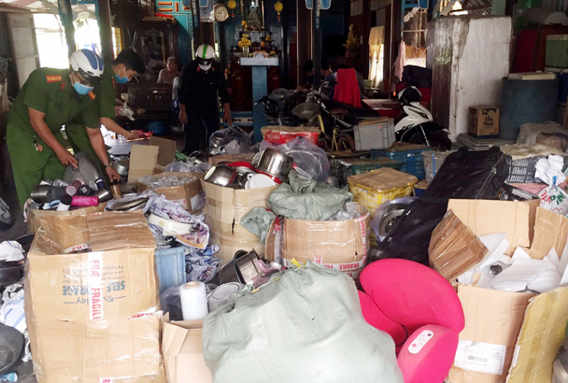 Khởi tố 2 đối tượng trong vụ phát hiện hàng lậu trong nhà vợ và chị vợ của cán bộ Biên phòng -0