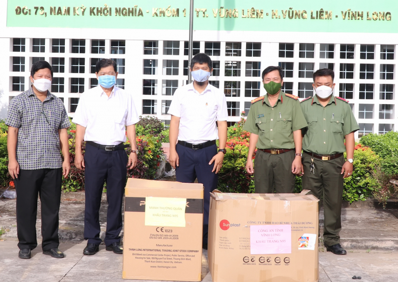 Công an Vĩnh Long trao thiết bị y tế cho tuyến đầu chống dịch -0