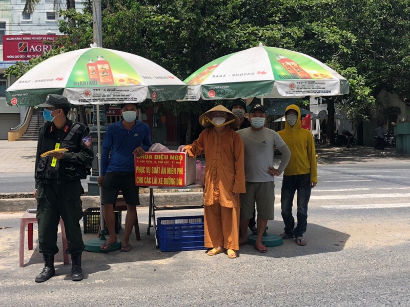 Sư thầy tặng hơn 400 suất cơm mỗi ngày cho lái xe đường dài và lực lượng làm nhiệm vụ -0