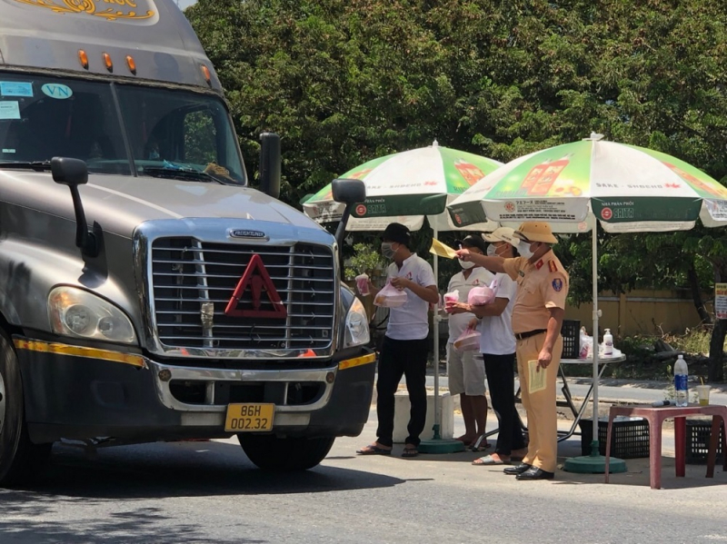 Sư thầy tặng hơn 400 suất cơm mỗi ngày cho lái xe đường dài và lực lượng làm nhiệm vụ -0