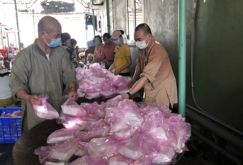 Sư thầy tặng hơn 400 suất cơm mỗi ngày cho lái xe đường dài và lực lượng làm nhiệm vụ -0