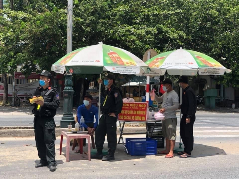 Sư thầy tặng hơn 400 suất cơm mỗi ngày cho lái xe đường dài và lực lượng làm nhiệm vụ -0