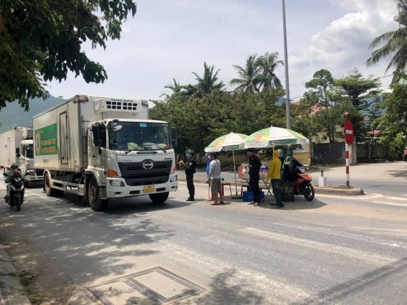 Sư thầy tặng hơn 400 suất cơm mỗi ngày cho lái xe đường dài và lực lượng làm nhiệm vụ -0