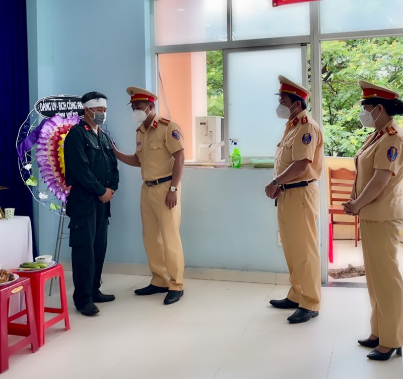 Xúc động hình ảnh chiến sĩ chịu tang mẹ ở nơi làm nhiệm vụ -0