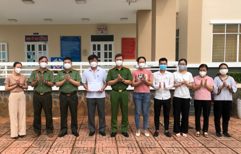 Đoàn cán bộ, nhân viên y tế xung phong ra huyện Côn Đảo hỗ trợ tiêm vaccine  -0