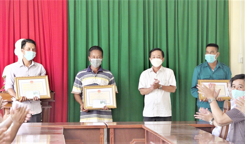 Khen thưởng tổ COVID-19 cộng đồng phát hiện 9 người dùng xe cấp cứu thông chốt -0