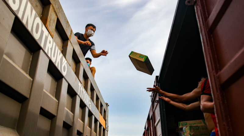 300 tấn hàng hoá của nhân dân Hoà Bình gửi tặng đồng bào TP. Hồ Chí Minh -2