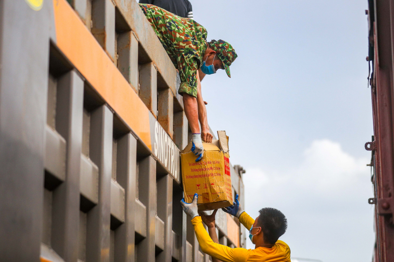 300 tấn hàng hoá của nhân dân Hoà Bình gửi tặng đồng bào TP. Hồ Chí Minh -4
