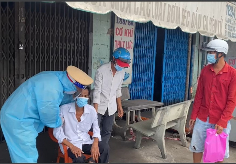 Cảm kích hình ảnh CSGT đưa nạn nhân bị nhồi máu cơ tim đến bệnh viện kịp thời -0