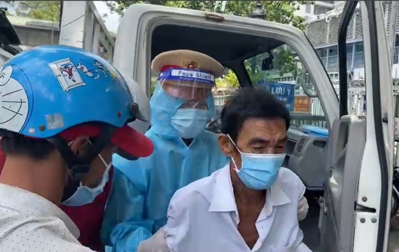 Cảm kích hình ảnh CSGT đưa nạn nhân bị nhồi máu cơ tim đến bệnh viện kịp thời -0