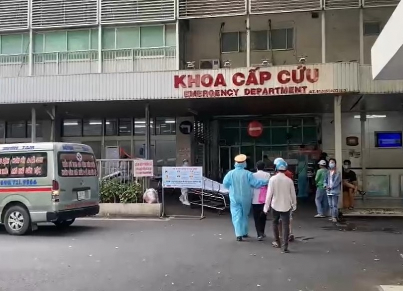 Cảm kích hình ảnh CSGT đưa nạn nhân bị nhồi máu cơ tim đến bệnh viện kịp thời -0