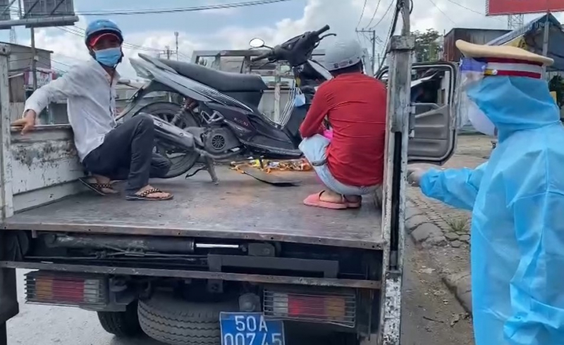 Cảm kích hình ảnh CSGT đưa nạn nhân bị nhồi máu cơ tim đến bệnh viện kịp thời -0