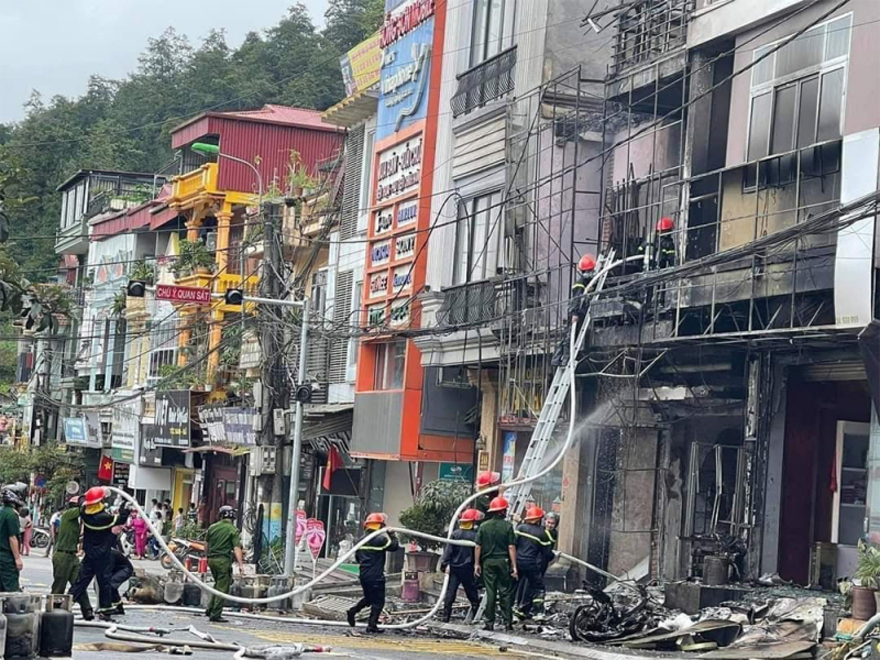 5 người thoát ra khỏi đám cháy ở cửa hàng gas -0