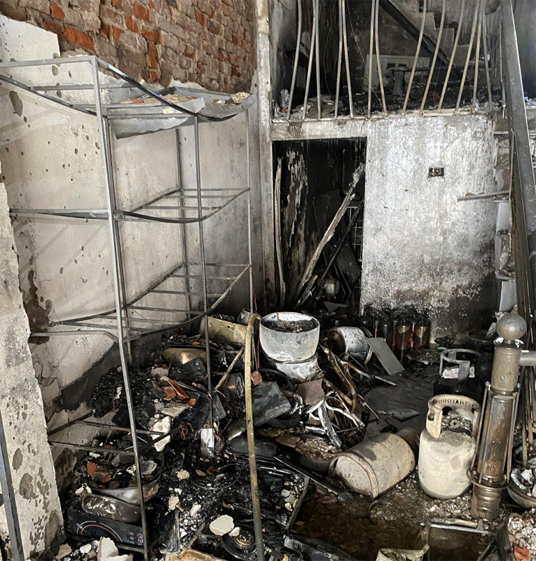 5 người thoát ra khỏi đám cháy ở cửa hàng gas -1