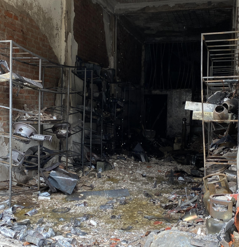 5 người thoát ra khỏi đám cháy ở cửa hàng gas -2