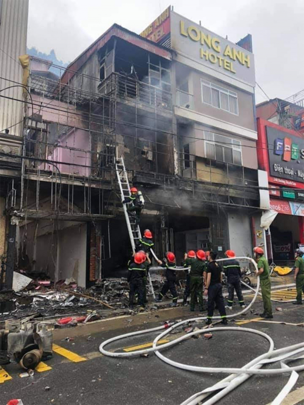 5 người thoát ra khỏi đám cháy ở cửa hàng gas -3