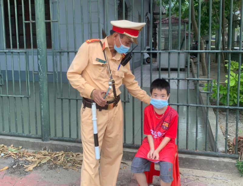 Cảnh sát giao thông đưa cháu bé 7 tuổi đi lạc về với mẹ -0