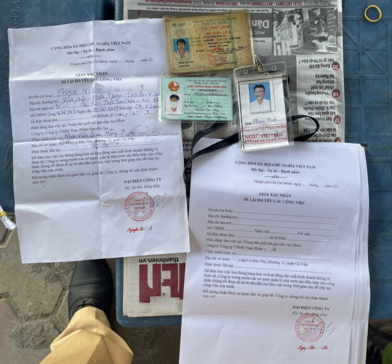 Lần đầu tiên phát hiện nhiều “Giấy xác nhận đi lại…” được ký, đóng dấu “khống”  -0