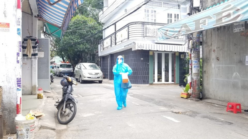 “Đi từng ngõ, gõ từng nhà” tiêm vaccine COVID-19 cho người cao tuổi -0